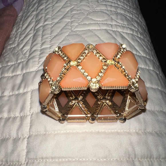 Light in peach bracelet and earrings. Great addition to your wardrobe - Picture 1 of 3